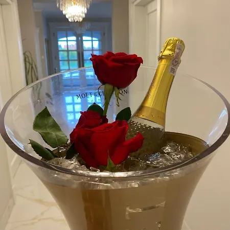 La Rose Bed & Breakfast