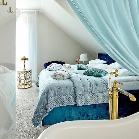 La Rose Bed & Breakfast